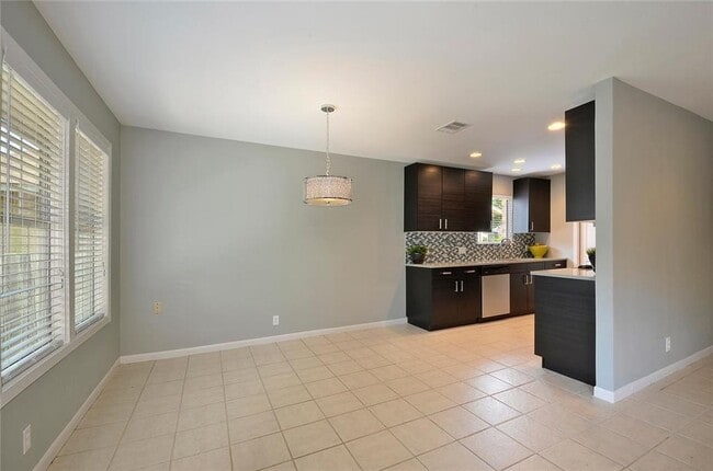 Building Photo - 10110 Woodland Village Dr