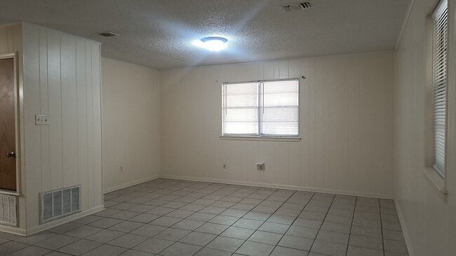 Building Photo - 7211 Rustic Cir