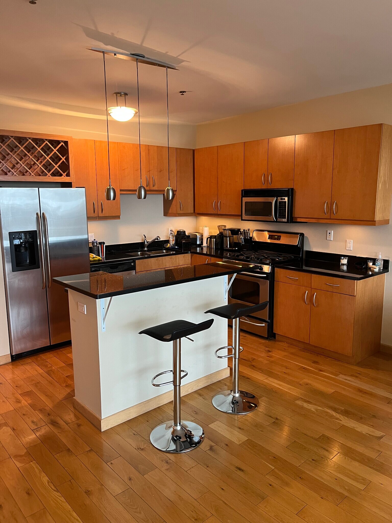 Building Photo - 701 W Lakeside Ave