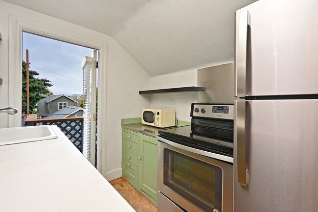 Building Photo - 1509 10th Ave W