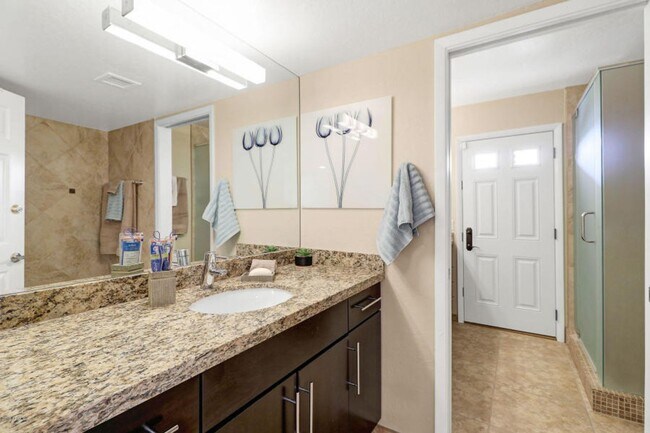 Building Photo - Beautiful 5 bed/4 bath + Den in Desirable Paradise Valley