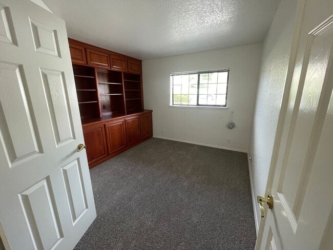 Building Photo - 1095 Robin Cir