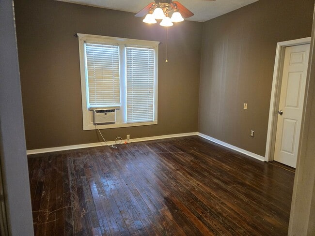 Building Photo - FOR RENT centrally located and convenient to Downtown! Available NOW!