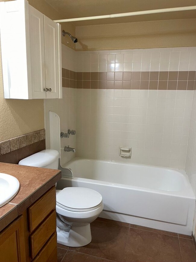 Building Photo - Spacious & Unique 3BD/2BA Townhome w/ Gara...