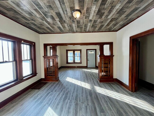 Building Photo - 619 Werle Ave