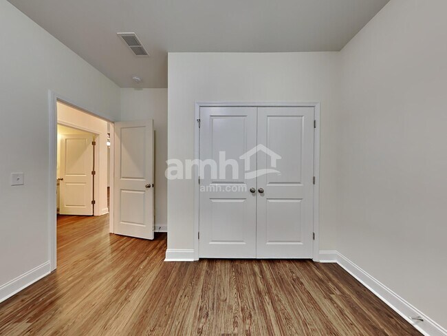 Building Photo - 526 Lateleaf Dr