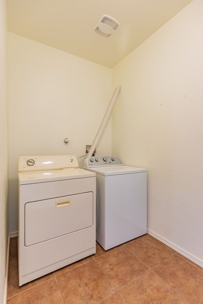 Building Photo - Beautiful Two Story House