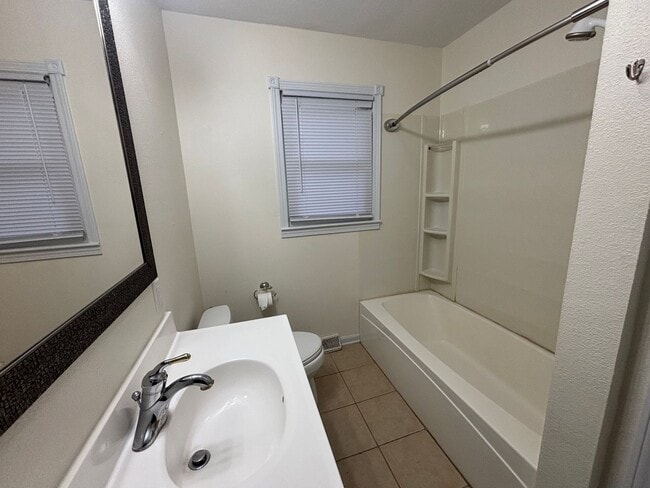 Building Photo - 1010 Larkin Dr