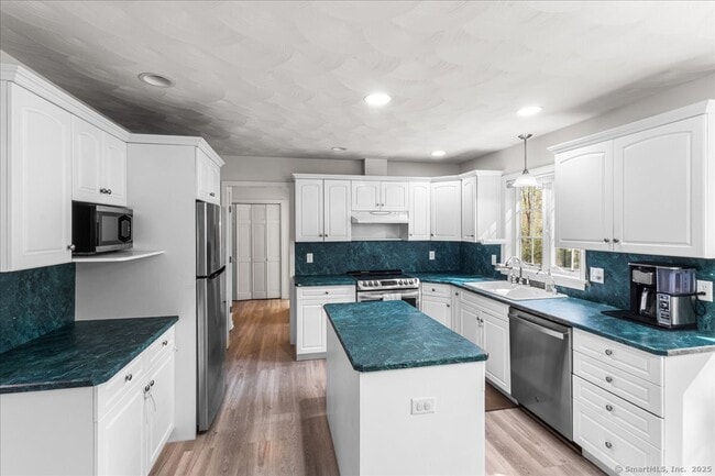 Building Photo - 205 Sandy Hollow Rd