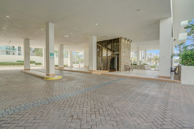 Building Photo - 3725 S Ocean Dr