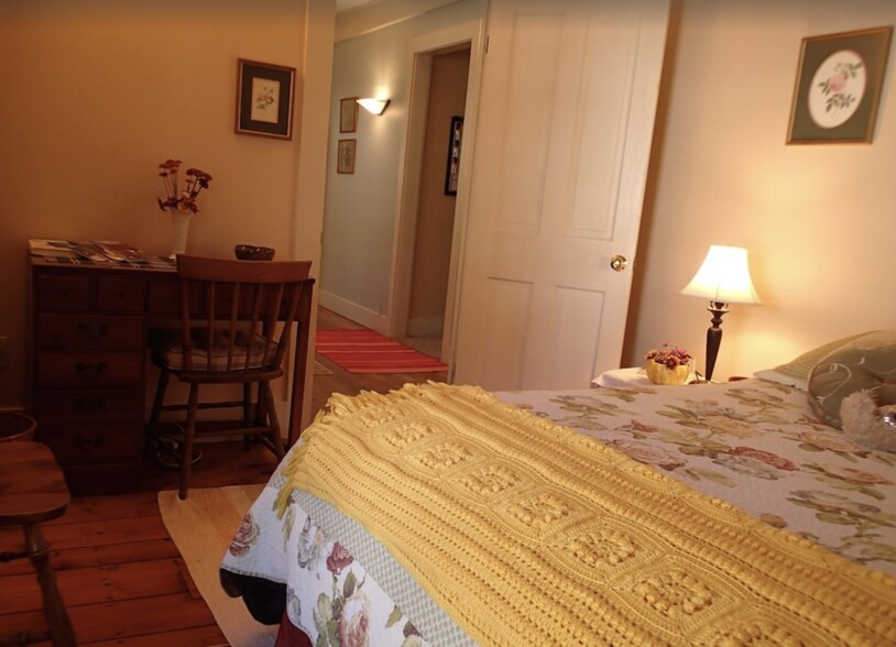 Queen bedroom looking towards kitchen - 80 College St