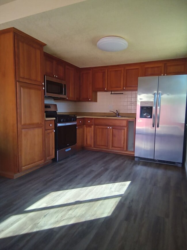 Building Photo - Nicely remodeled 3 bedroom 2 bath home wit...