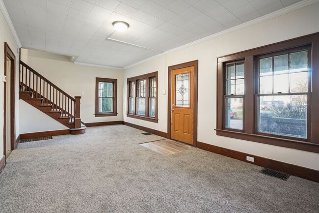 Building Photo - 3 BED 2 FULL BATH W/ OFFICE - AVAILABLE NOW