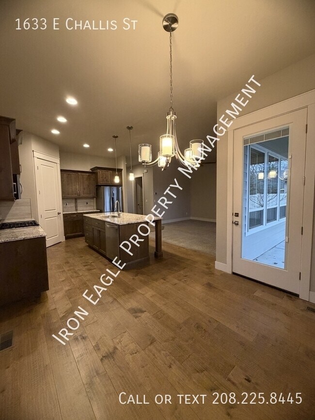 Building Photo - 1633 E Challis St