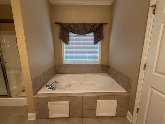 Building Photo - Spacious Executive Home in North Knox Summer Rose Subdivision