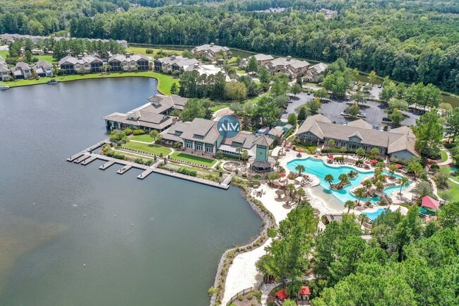 Building Photo - Elegant Three-Bed, Three-Bath Residence in...