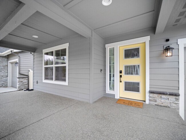 Building Photo - 4 bedroom Modern Home at Eagle Ridge Estates