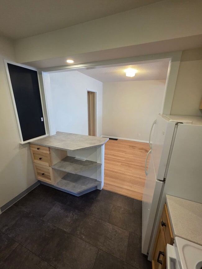 Building Photo - LOCATION! Immaculate 2 Bedroom Apartment S...