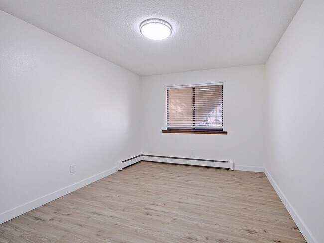 Building Photo - Remodeled 2 Bedroom, 1 Bathroom Apartment- Close to shopping!