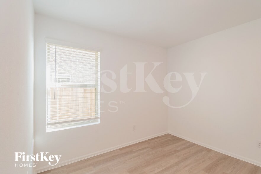 Building Photo - 453 Maple Bnd Ln