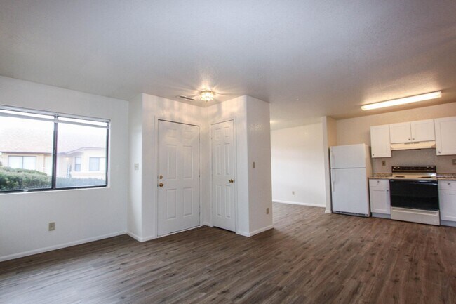 Building Photo - 8460 E Lakeshore Dr