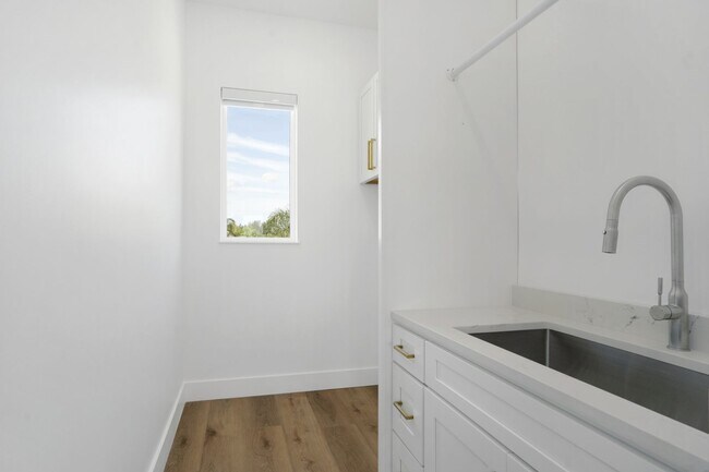 Building Photo - 5/3 Luxury Custom Home plus Boat dock, Pool and Stunning Views!!