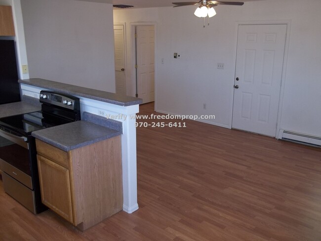 Building Photo - Updated Townhome - 3 bedroom 2 bath