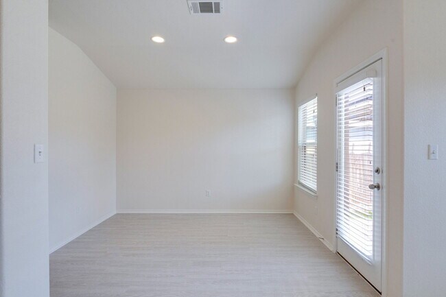 Building Photo - 12904 Pealing Wy