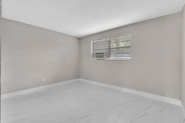 Building Photo - 626 SW 14th Ave
