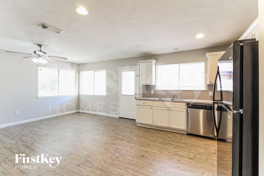 Building Photo - 4427 Ravine Dr
