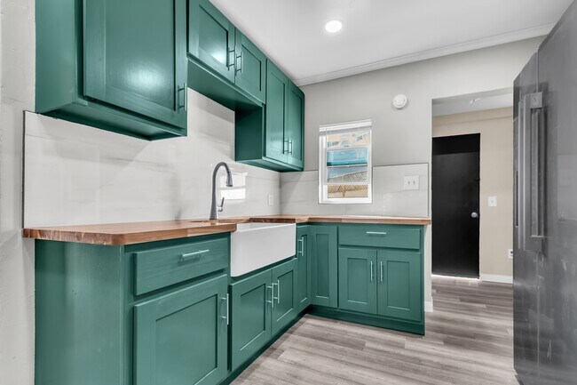 Building Photo - 905 N Albertson Ave