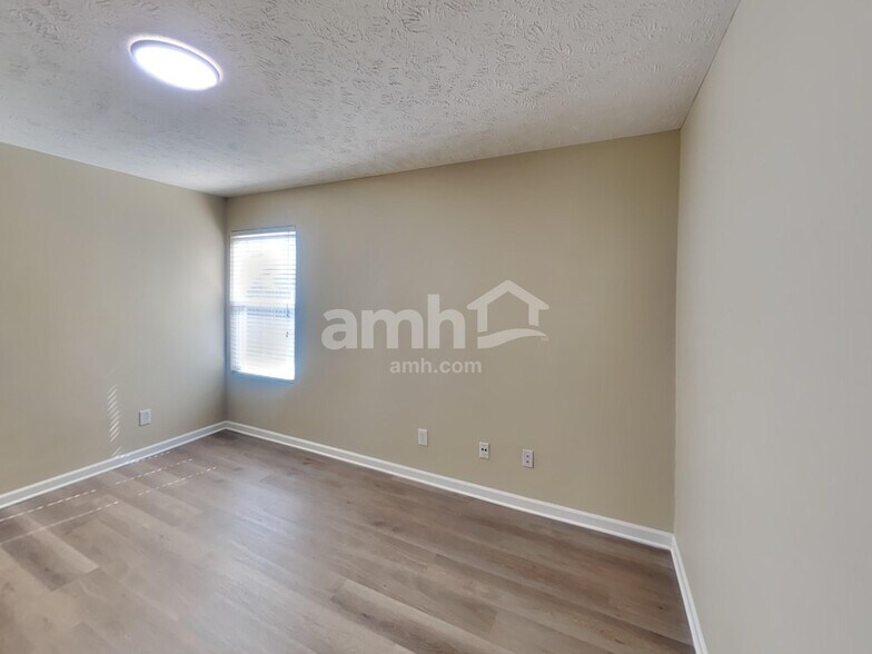 Building Photo - 5527 Middlebury Dr