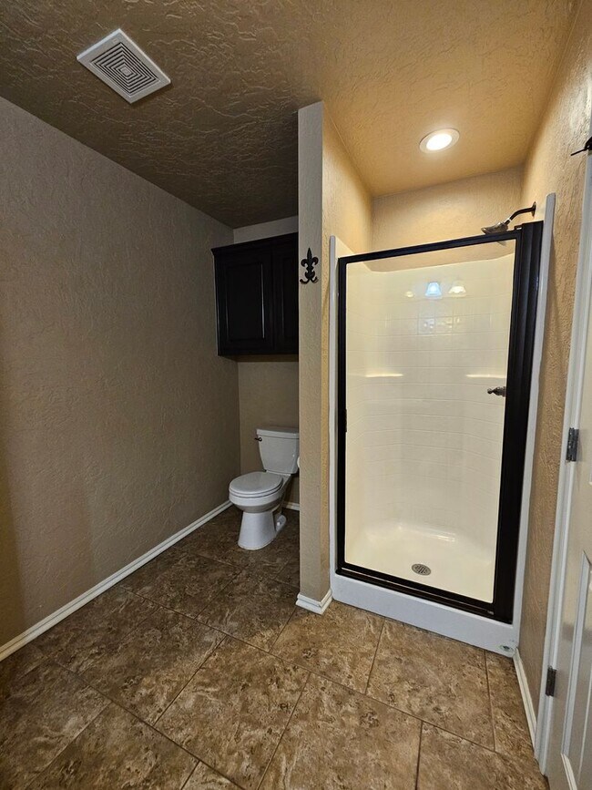 Building Photo - (3) Bed/(2) Bath in SW Moore Avail Early June!
