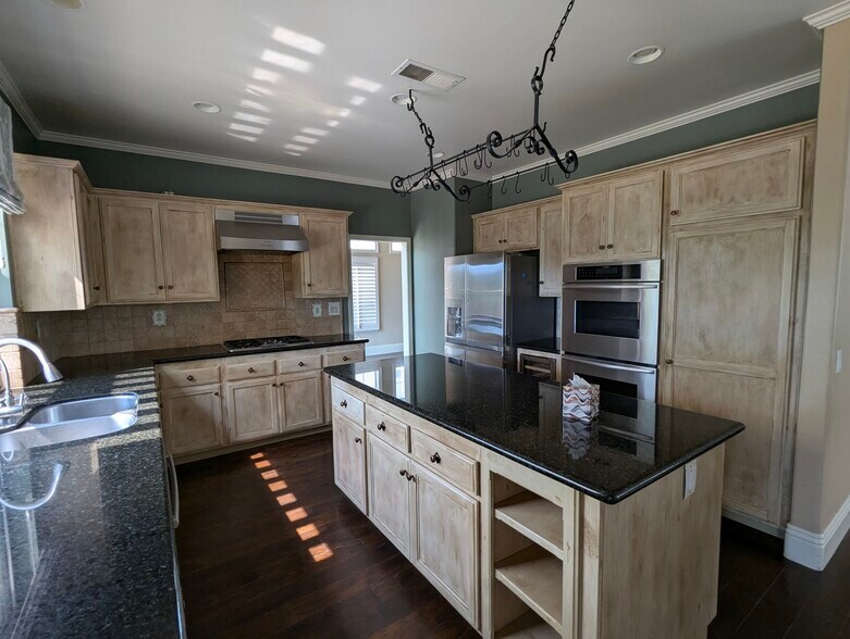 Building Photo - 2300 Rutland Pl