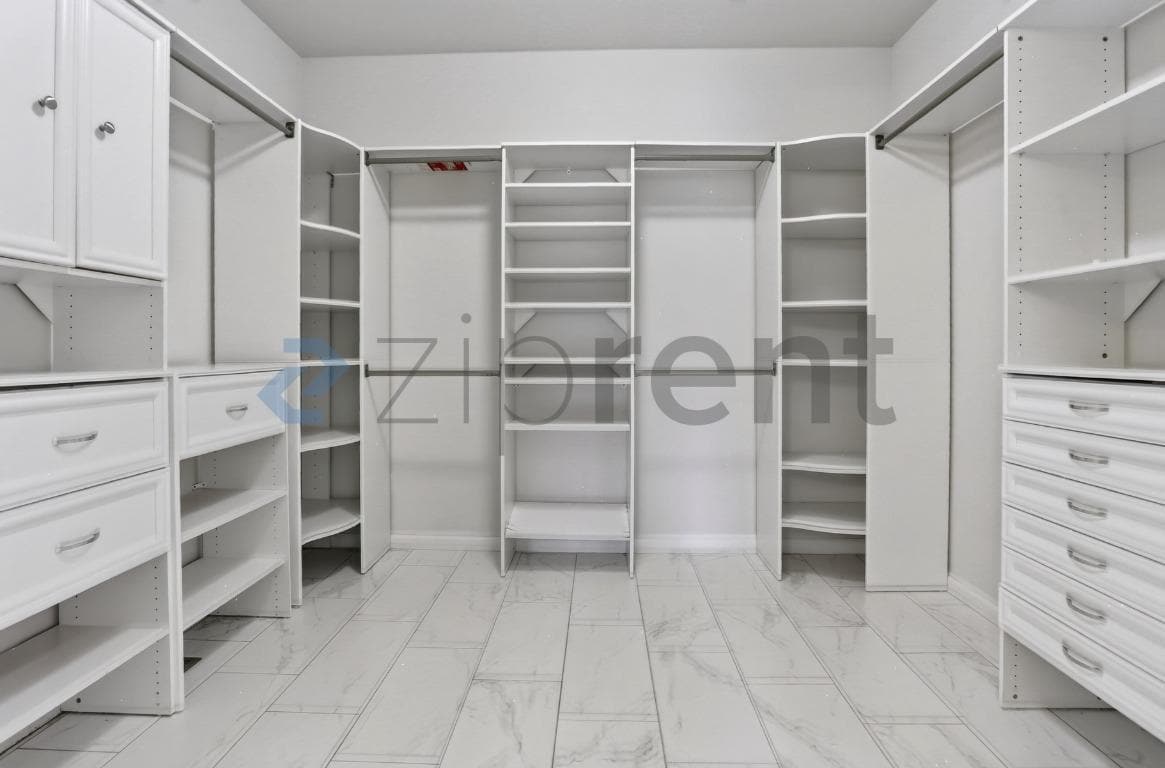 Building Photo - Unit