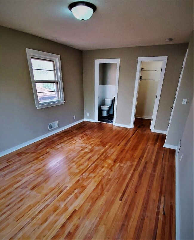 Building Photo - Updated 4 BR / 3 BA SFH w/ Hdwd Flrs, Sunny Porch, 2-car Garage in Robbinsdale!