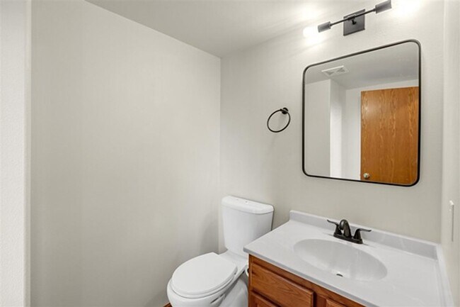Building Photo - 2 Bedroom, 2-1/2 Bath Townhouse on Iowa City East Side!!