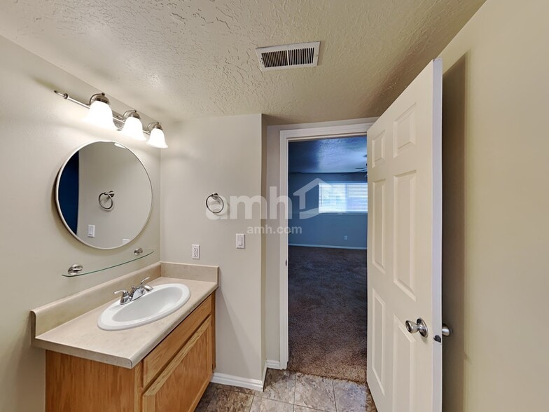 Building Photo - 911 N 2350 W