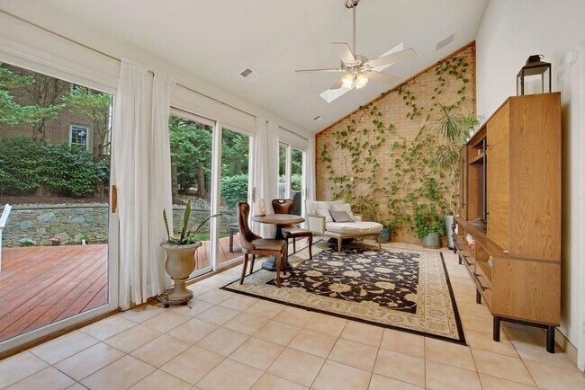 Building Photo - 11101 Willowbrook Dr