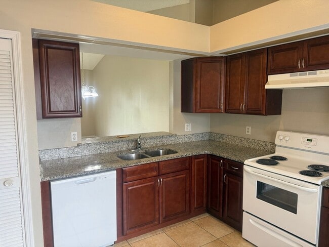 Building Photo - 3/2 Villa Located in Desirable S. Orlando ...