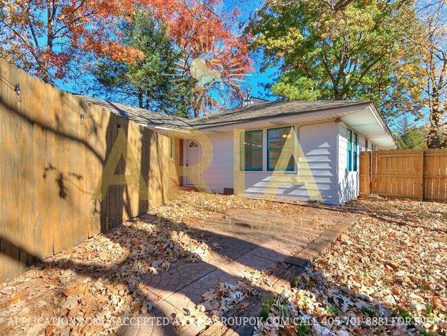 Building Photo - COMING SOON! 2 Bed/2 Bath Duplex Super Clo...