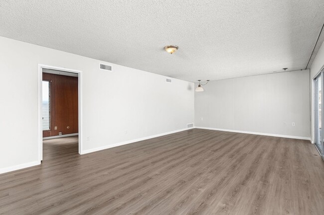 Building Photo - 4 Bedroom Home in Bay Park with Office and...