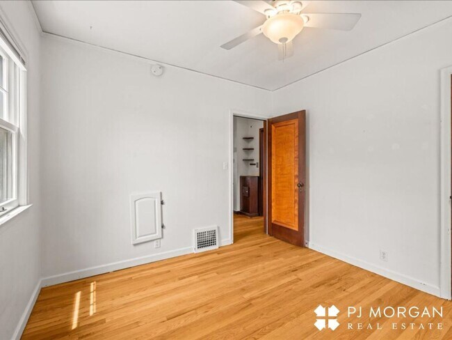 Building Photo - 2 bedroom, 1.5 Bathroom House Available Im...