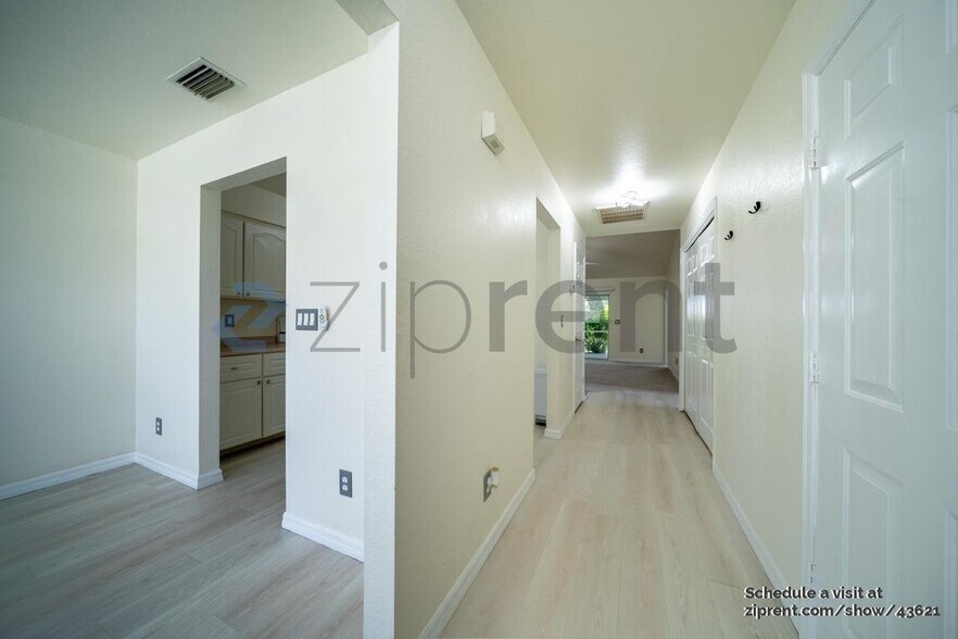 Building Photo - 840 SE 8th St
