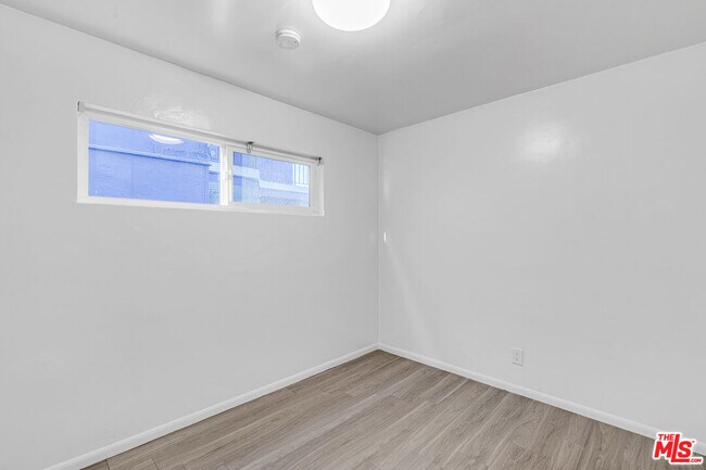 Building Photo - 717 Ocean Front Walk