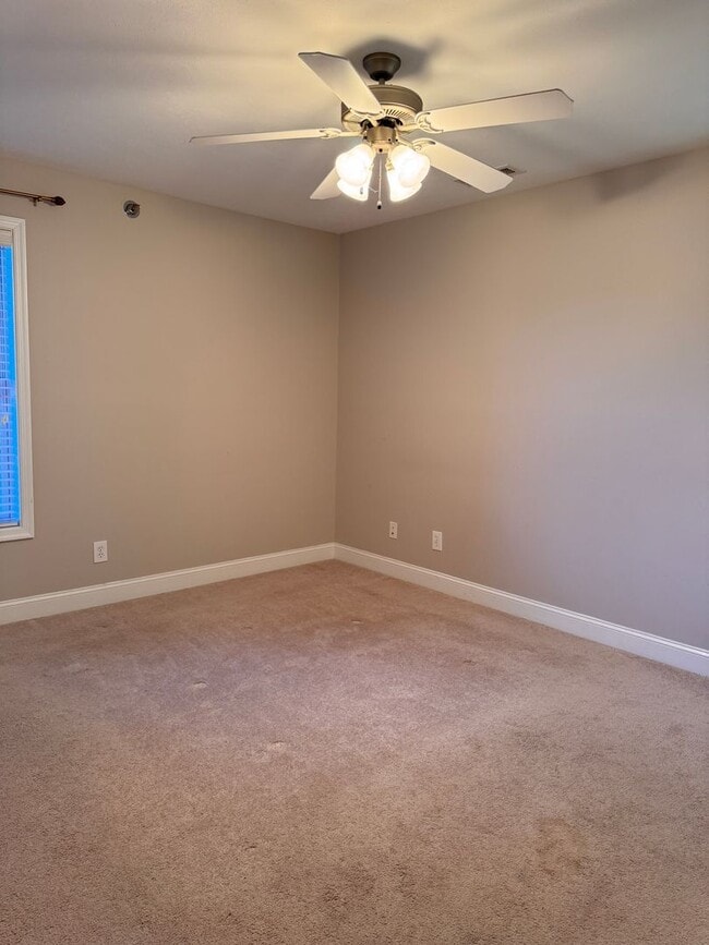 Building Photo - 3 Bedroom || 2 Bathroom Main Level Apartme...