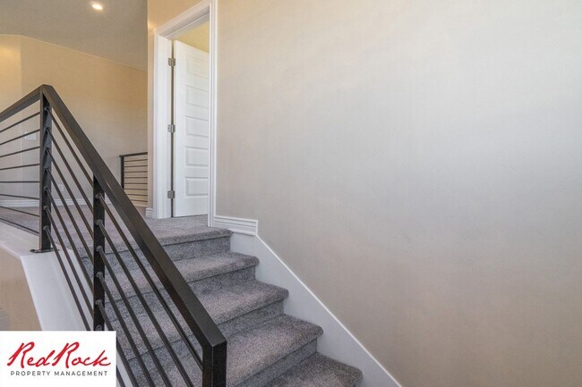 Building Photo - Stunning 4 Bedroom Home. Dog friendly!