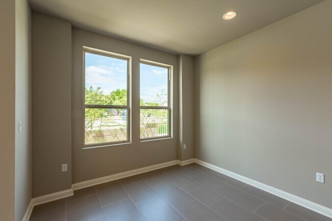 Building Photo - 6814 E Riverside Dr