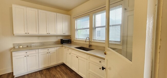 Building Photo - Coronado: Charming 1bd/1.25ba Village Apartment - Front Lower Unit