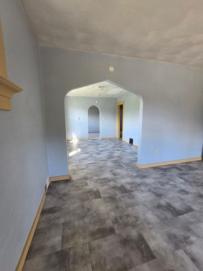 Building Photo - Upper 2 bedroom unit east side